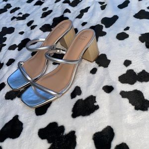 Cute silver casual heels!